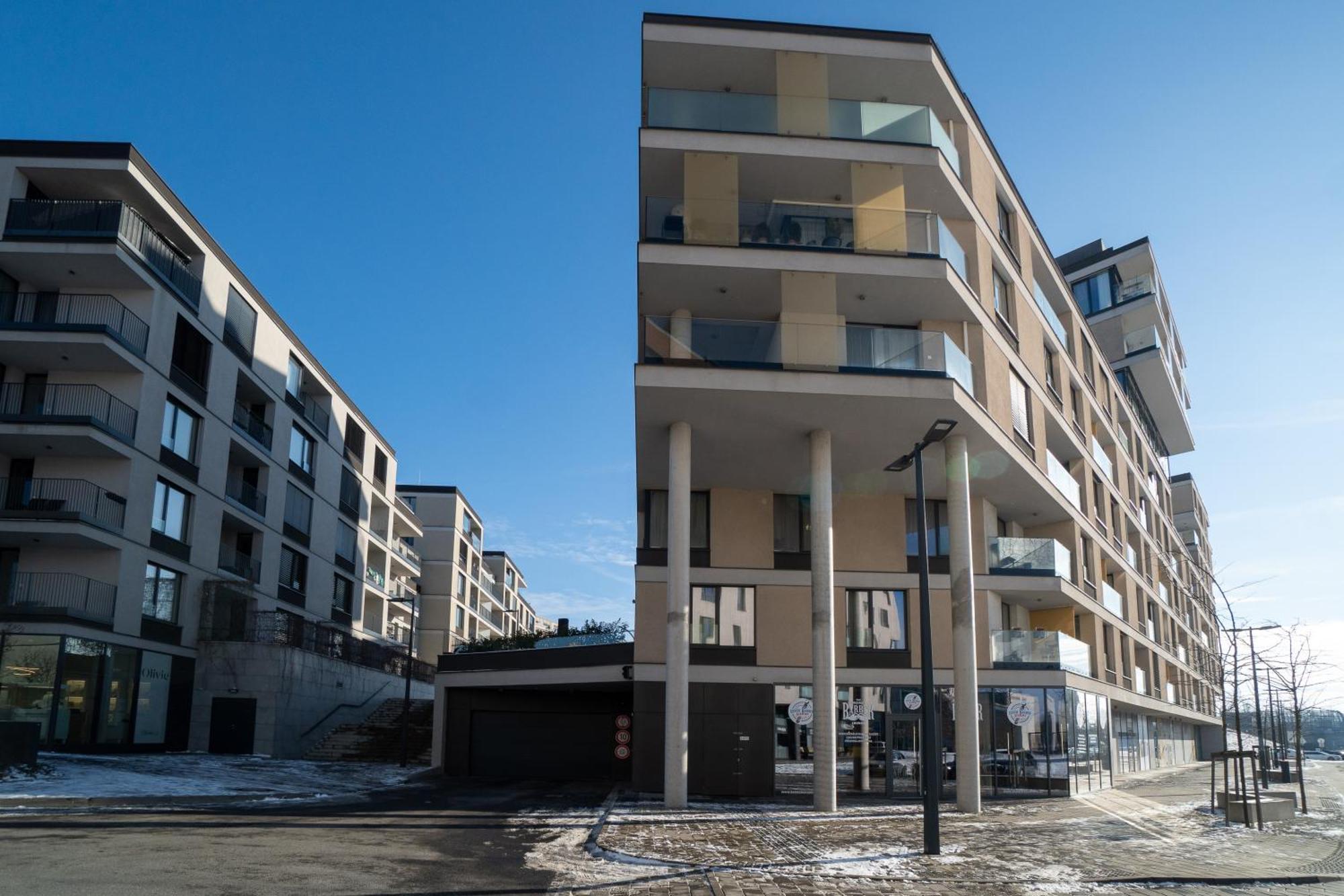 New Beautiful In The Center Of With Option Garage Parking *